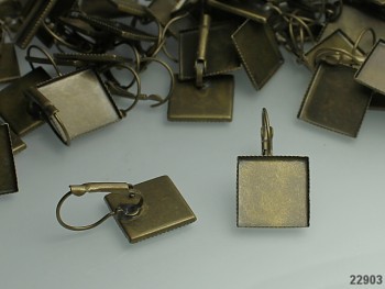 Náušnice s ozubeným lůžkem čtvercové bronz, bal. 2ks