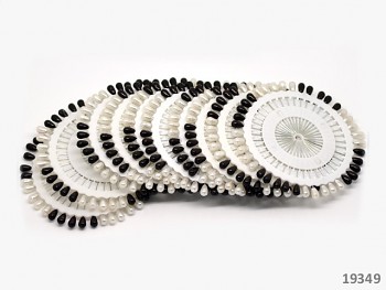 Černé a bílé špendlíky na rozetě dekorační špendlíky