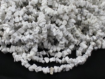 Přírodní minerál HOWLITE, chipsy - návlek 20cm