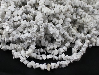 Přírodní minerál HOWLITE, chipsy -  návlek 90cm